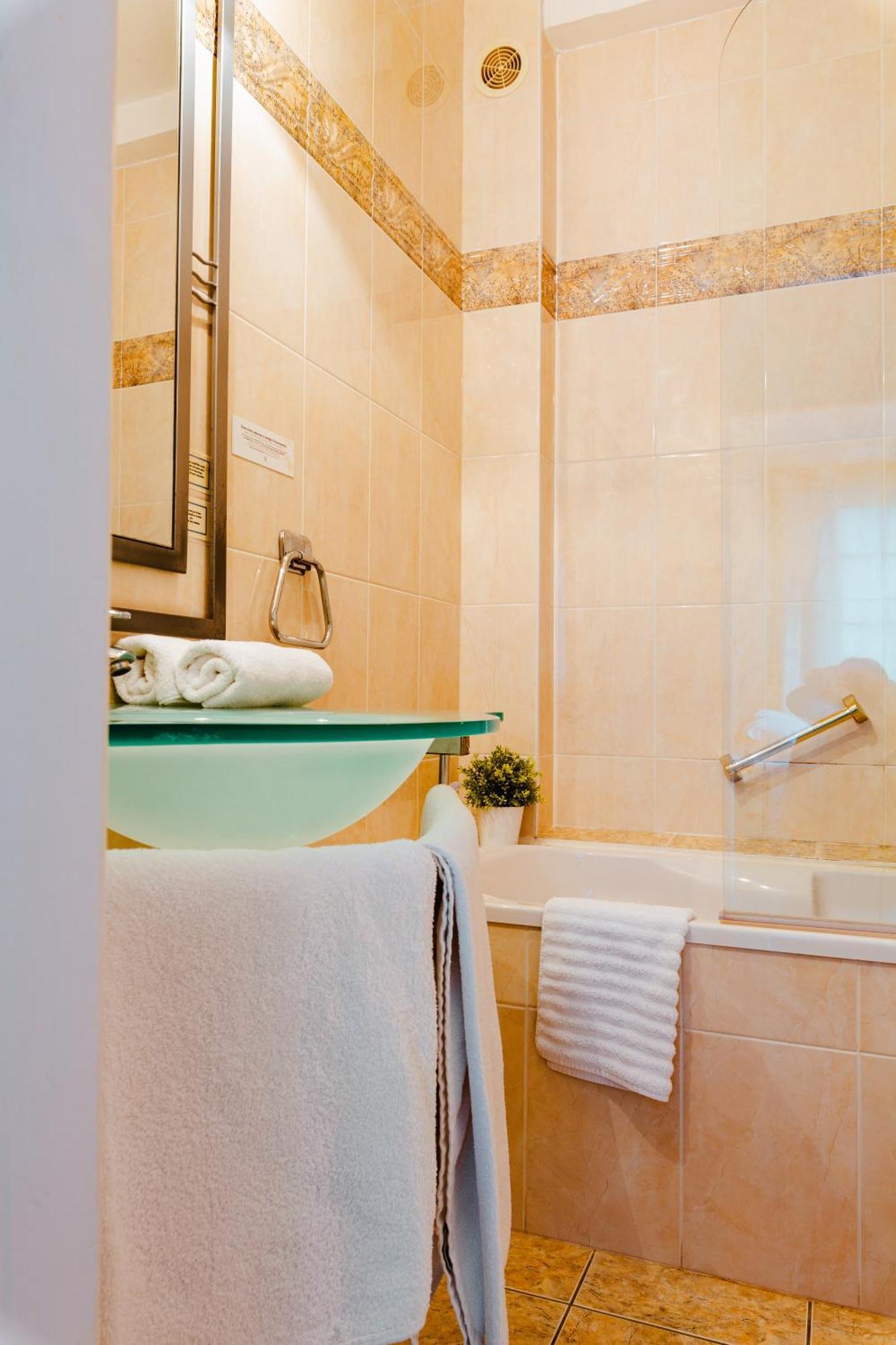 Logis Hotel Le Relais De La Poste Restaurant Le Fil Du Temps Thury-Harcourt-le-Hom Екстериор снимка