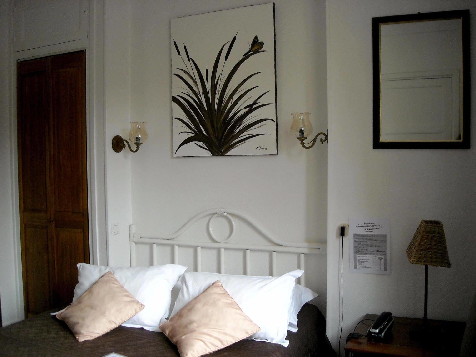 Logis Hotel Le Relais De La Poste Restaurant Le Fil Du Temps Thury-Harcourt-le-Hom Екстериор снимка