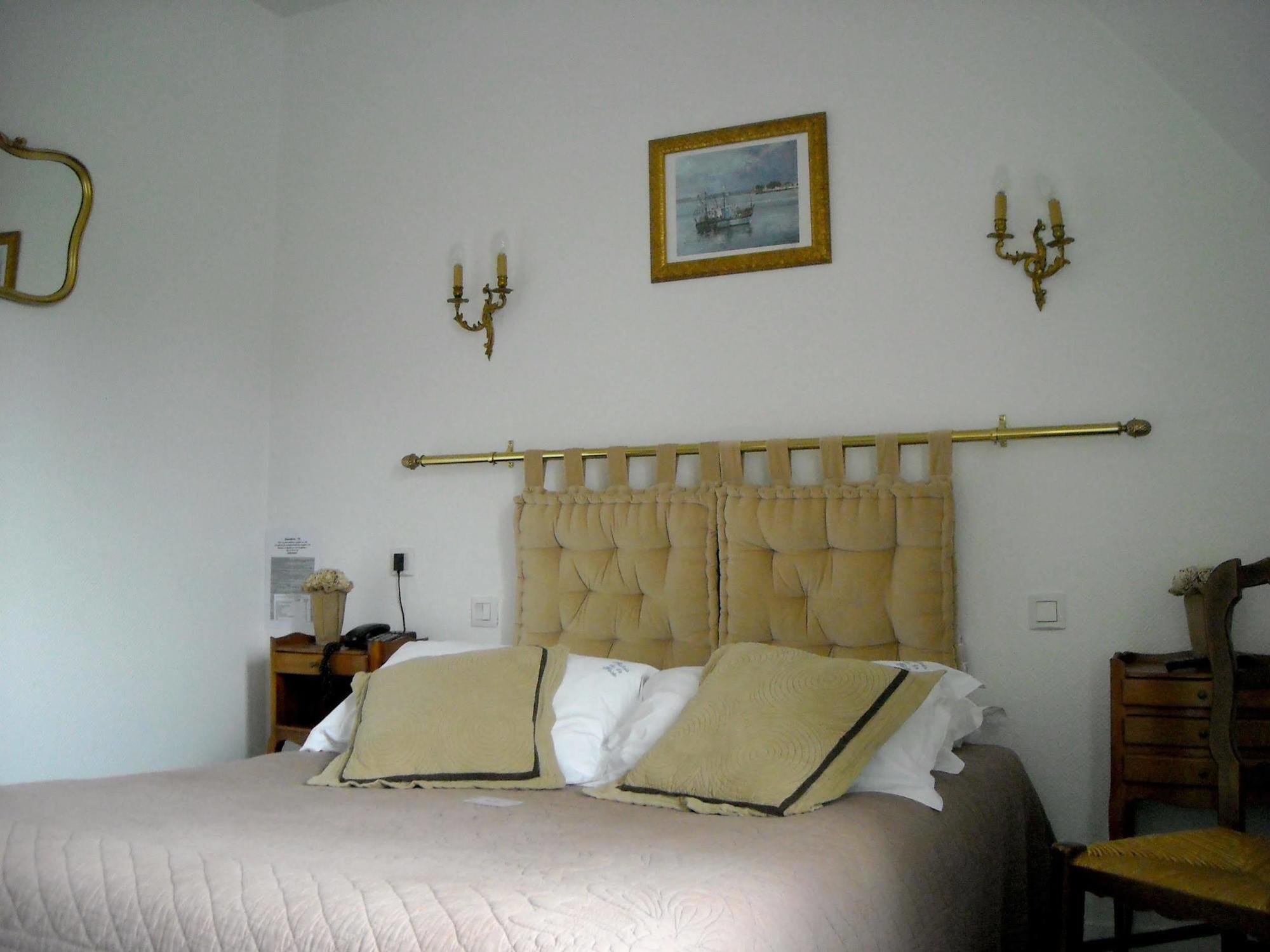 Logis Hotel Le Relais De La Poste Restaurant Le Fil Du Temps Thury-Harcourt-le-Hom Екстериор снимка