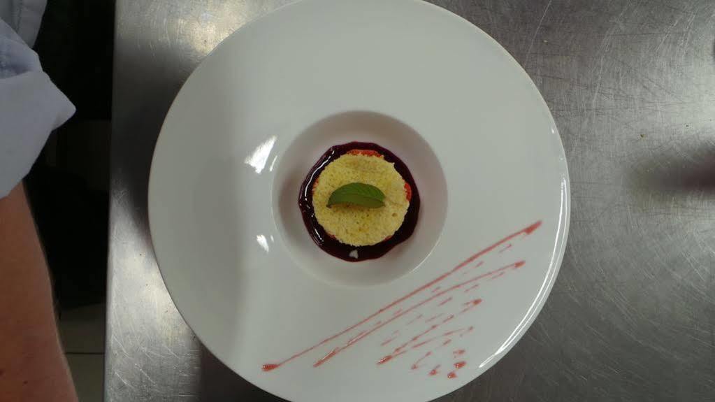 Logis Hotel Le Relais De La Poste Restaurant Le Fil Du Temps Thury-Harcourt-le-Hom Екстериор снимка